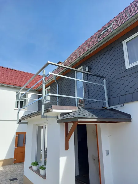 Gesamtansicht eines Balkons mit Metallgeländer