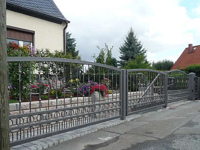 Geschmiedete Toranlage mit dekorativen Metallelementen