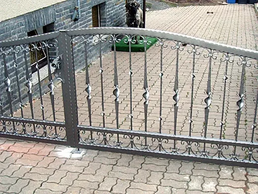 Geschmiedete Toranlage mit dekorativen Metallelementen