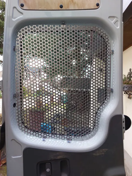 Metallbehälter mit perforiertem Gehäuse