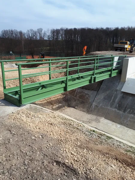 Metallbrücke mit seitlichen Geländern