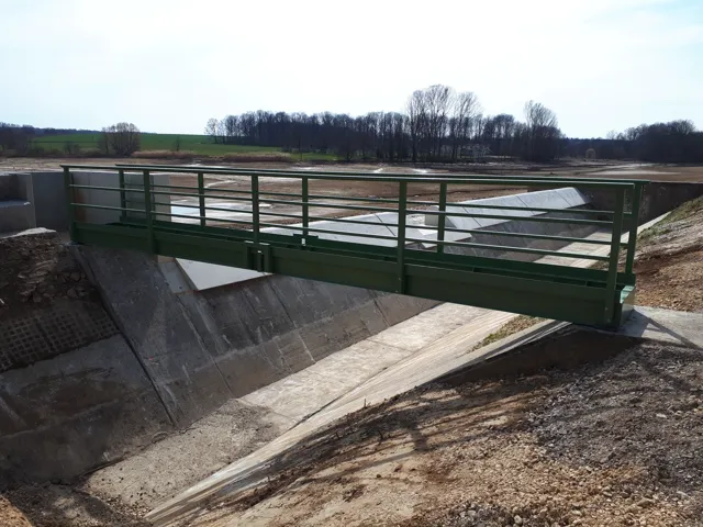 Metallbrücke mit seitlichen Geländern