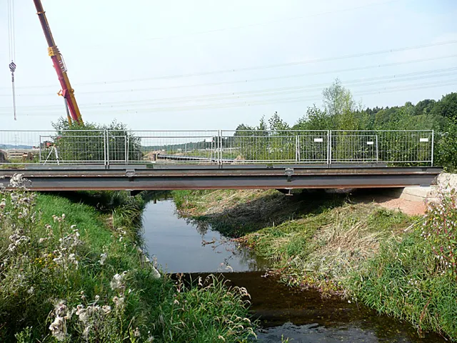 Metallbrücke mit seitlichen Geländern