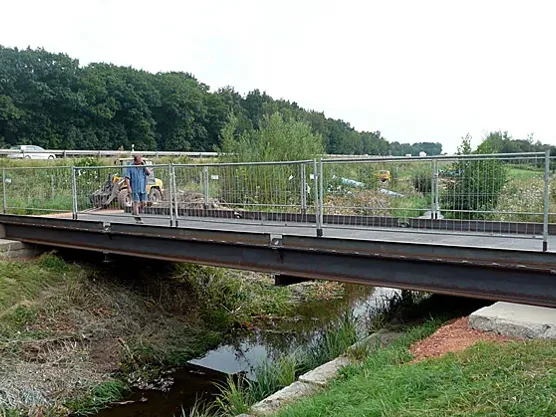 Metallbrücke mit seitlichen Geländern
