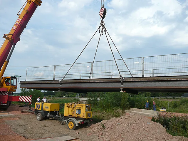 Metallbrücke mit seitlichen Geländern