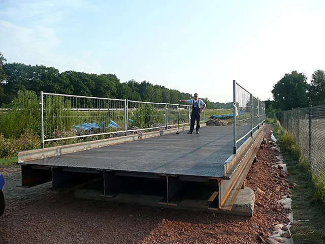 Metallbrücke mit seitlichen Geländern
