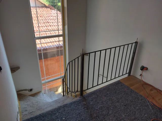 Metallgeländer an einer Innentreppe