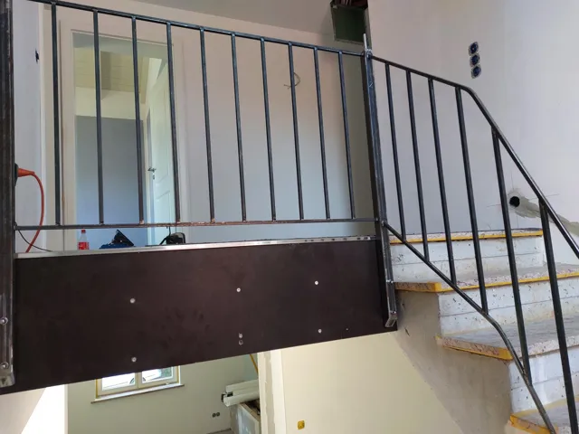 Metallgeländer an einer Innentreppe