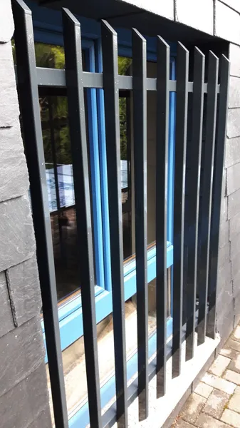 Metallgitter vor einem Fenster