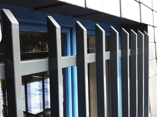 Metallgitter vor einem Fenster