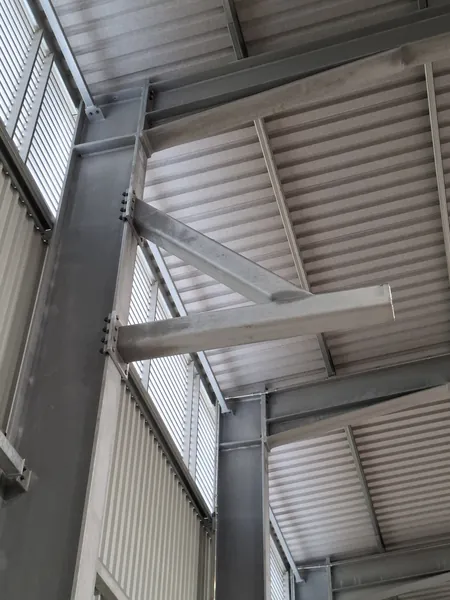 Metallkonsole an einer Stahlstütze in einer Halle