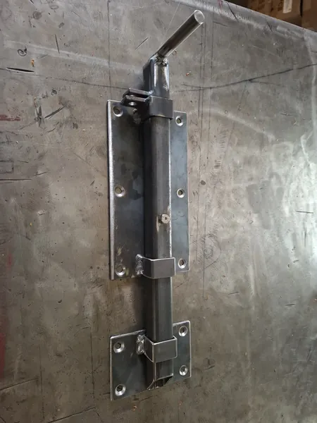 Metallriegel mit Handgriff und angeschweißten Halterungen