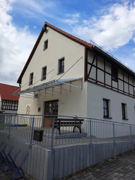 Metalltragwerk über einer Terrasse am Wohnhaus