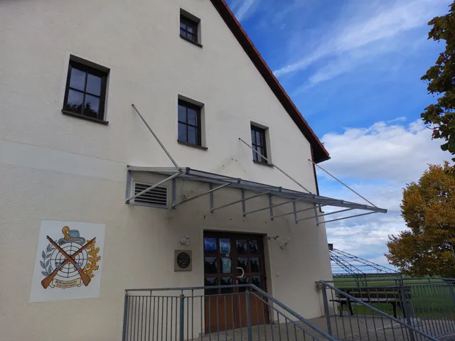 Metalltragwerk über einer Terrasse am Wohnhaus