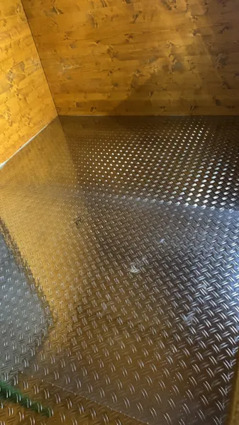 Metallverkleidung in einem Innenraum