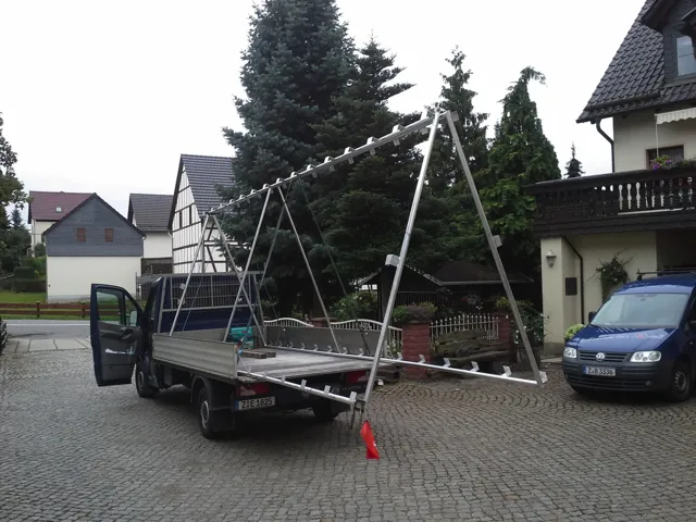 Montage einer Metallkonstruktion an einem Wohnhaus