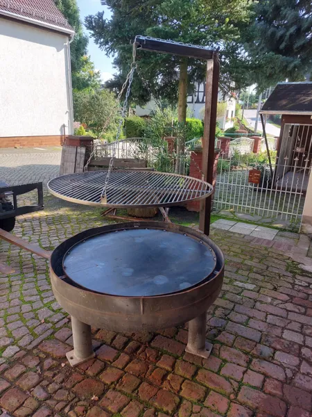 Runde Feuerschale aus Metall im Garten