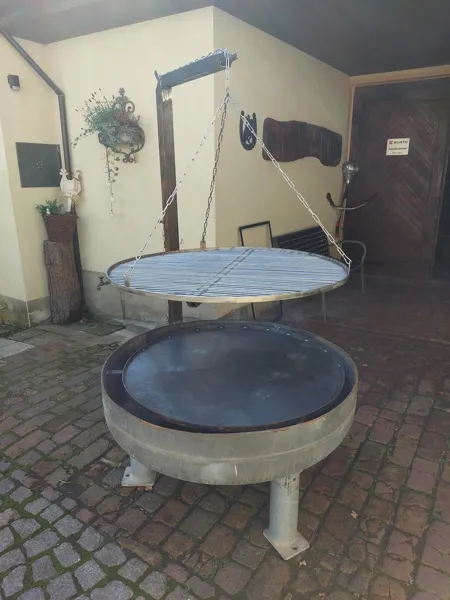 Runde Feuerschale aus Metall im Garten
