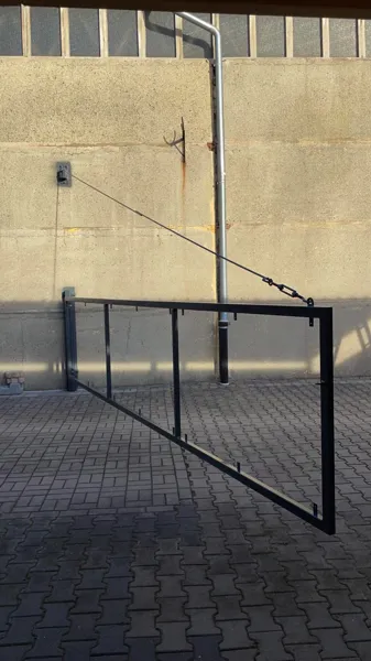 Schlichtes dunkles Metallgeländer vor einer Betonwand