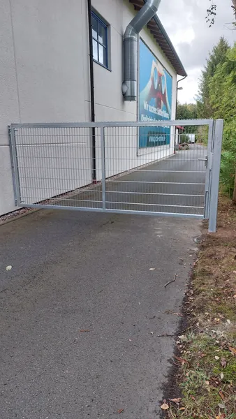 Seitliche Ansicht einer geöffneten Gittertoranlage