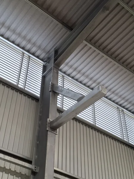 Seitliche Ansicht einer Metallkonsole unter einem Hallendach