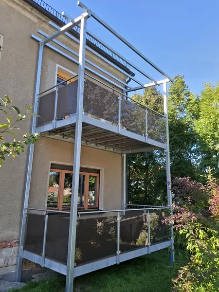 Seitliche Ansicht einer zweigeschossigen Balkonanlage