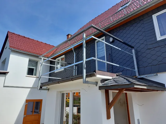 Seitliche Ansicht eines Balkongeländers am Wohnhaus