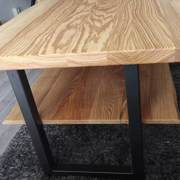 Tischplatte aus Holz mit dunklem Metallgestell