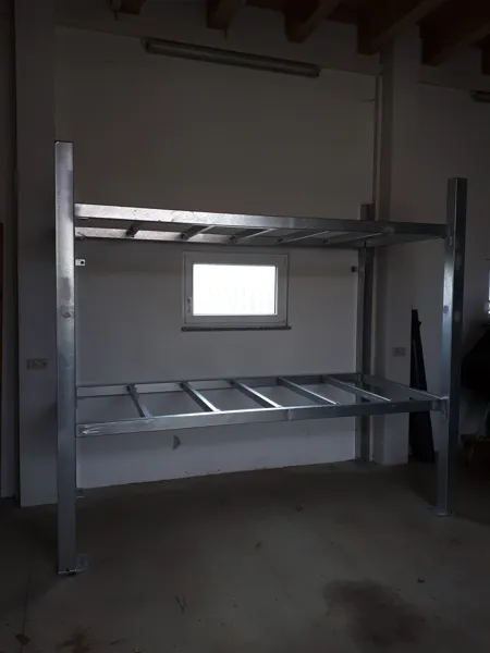 Tragende Metallkonstruktion während der Montage im Innenraum