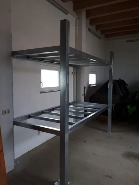 Tragende Metallkonstruktion während der Montage im Innenraum