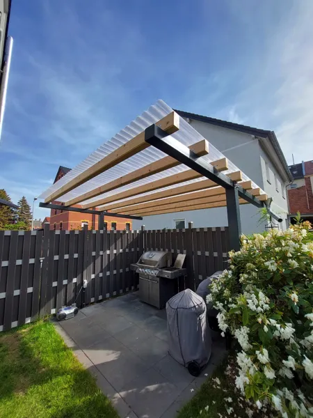 Überdachung mit Metalltragwerk im Garten