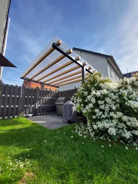 Überdachung mit Metalltragwerk im Garten