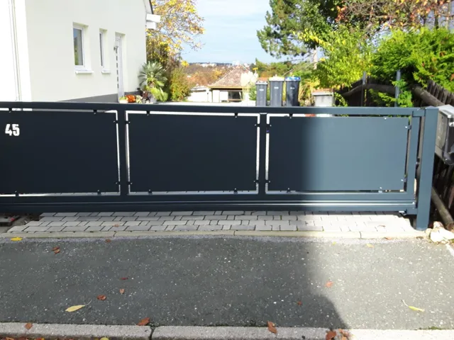 Zweiflügelige Toranlage mit geschlossenen Metallfüllungen