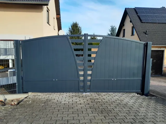 Zweiflügelige Toranlage mit geschlossenen Metallfüllungen