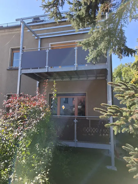 Zweigeschossige Balkonanlage mit Geländern am Wohnhaus