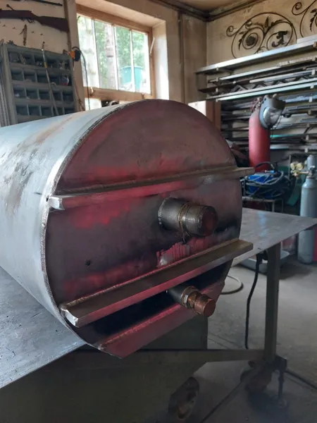 Zylindrisches Metallgerät auf einem Gestell in der Werkstatt