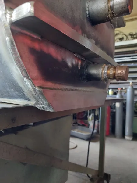 Zylindrisches Metallgerät auf einem Gestell in der Werkstatt